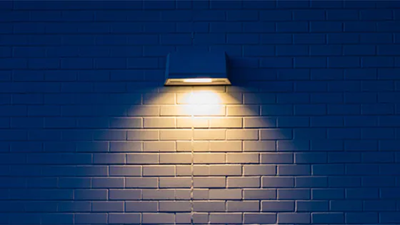 LED-Strahler beleuchtet wei&szlig;e Wand