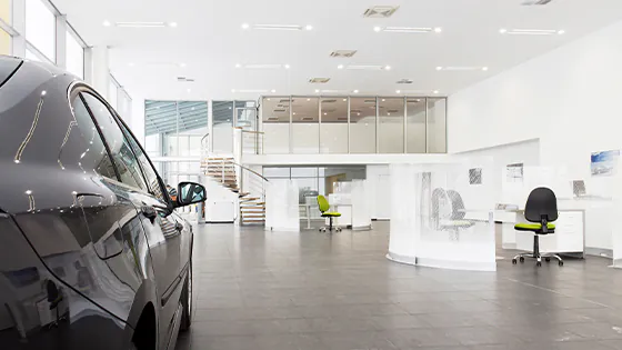 Showroom mit Autohausbeleuchtung: LED-Strahlern und Lichtbandsysteme