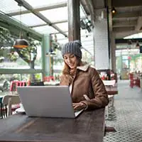 femme travaille sur une terrasse chauffante